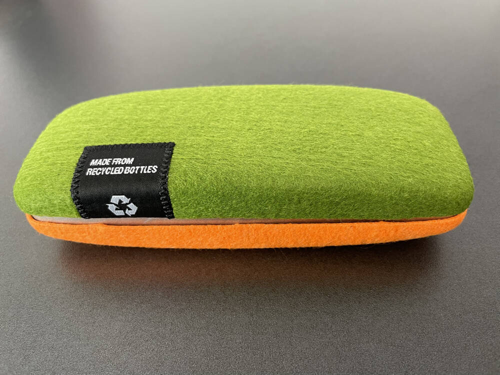 Etui "Made from recycled bottles" Grün/Orange