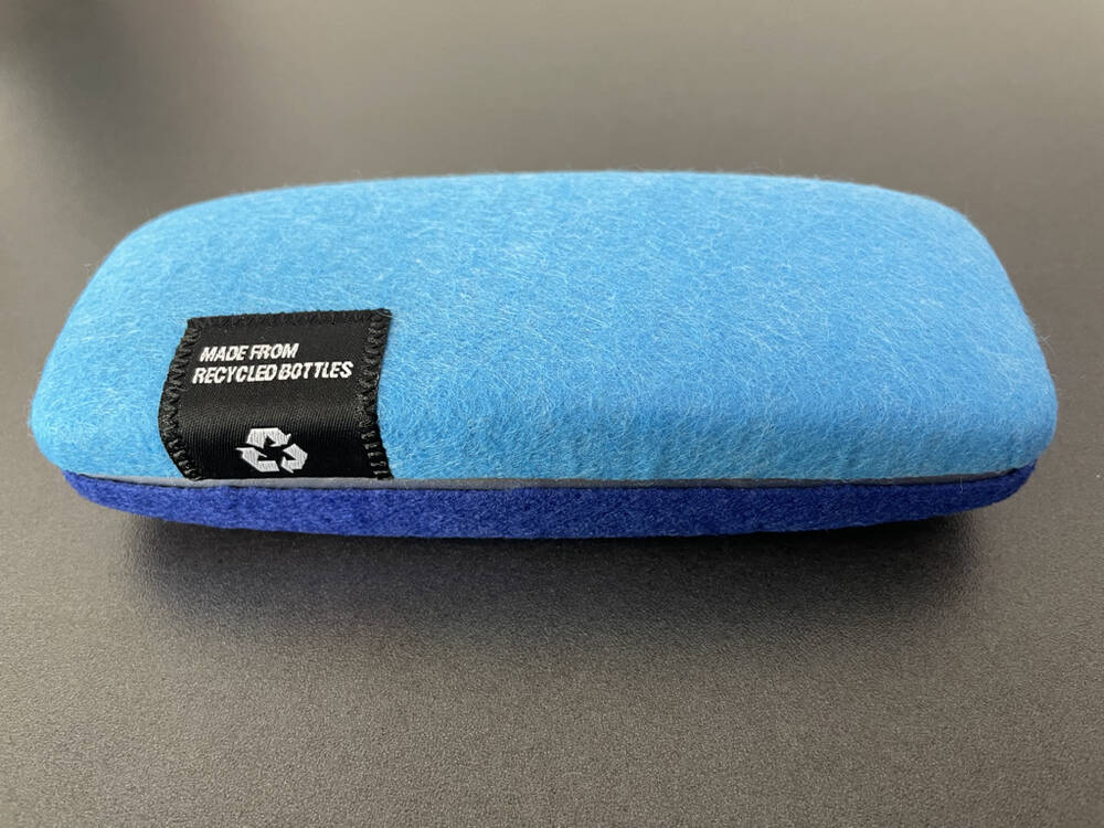 Etui "Made from recycled bottles" Royalblau/Helllau